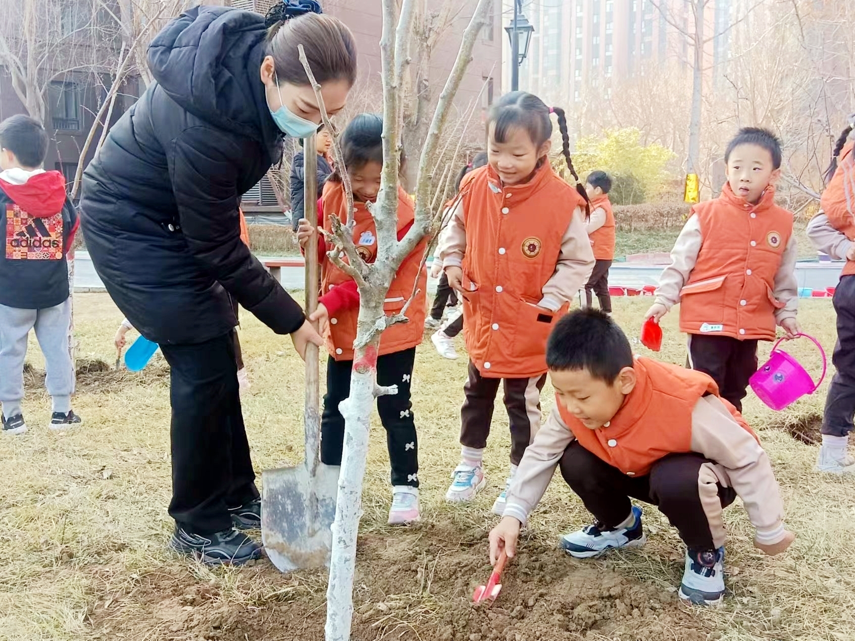 和美睦鄰+ | 隆泰物業(yè)綠色家園植樹(shù)節(jié)活動(dòng)精彩有你(圖4)