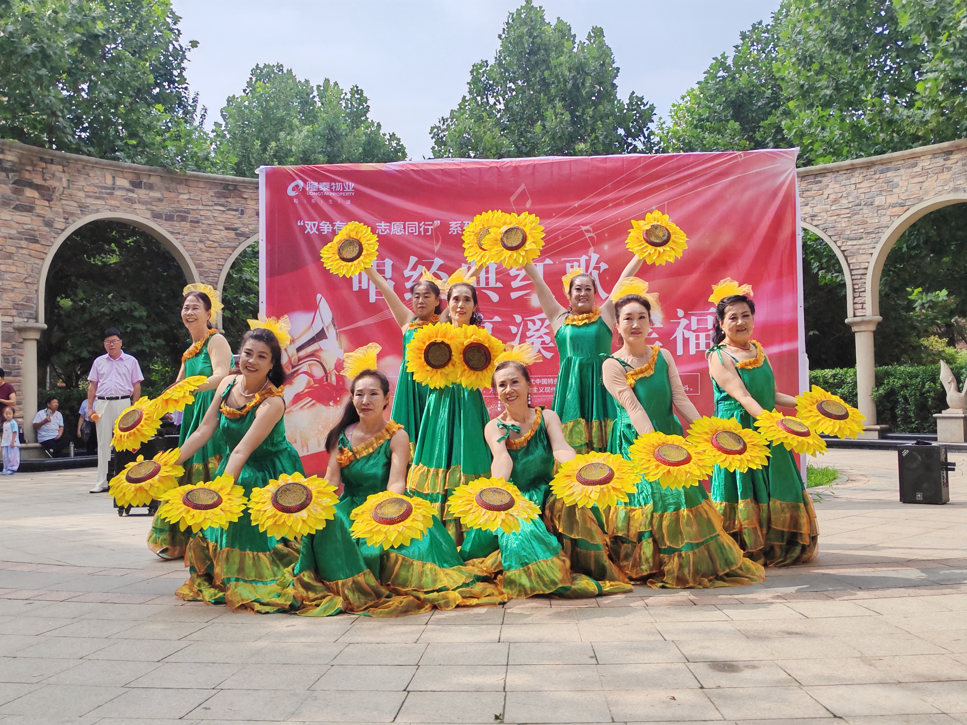 隆泰物業(yè)開(kāi)展紅歌演唱會(huì)活動(dòng)(圖1)